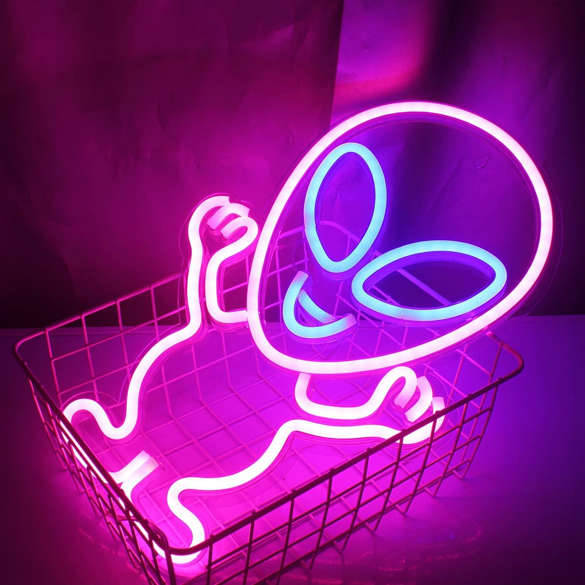 svietiaci mimozemšťan alien neon logo stena