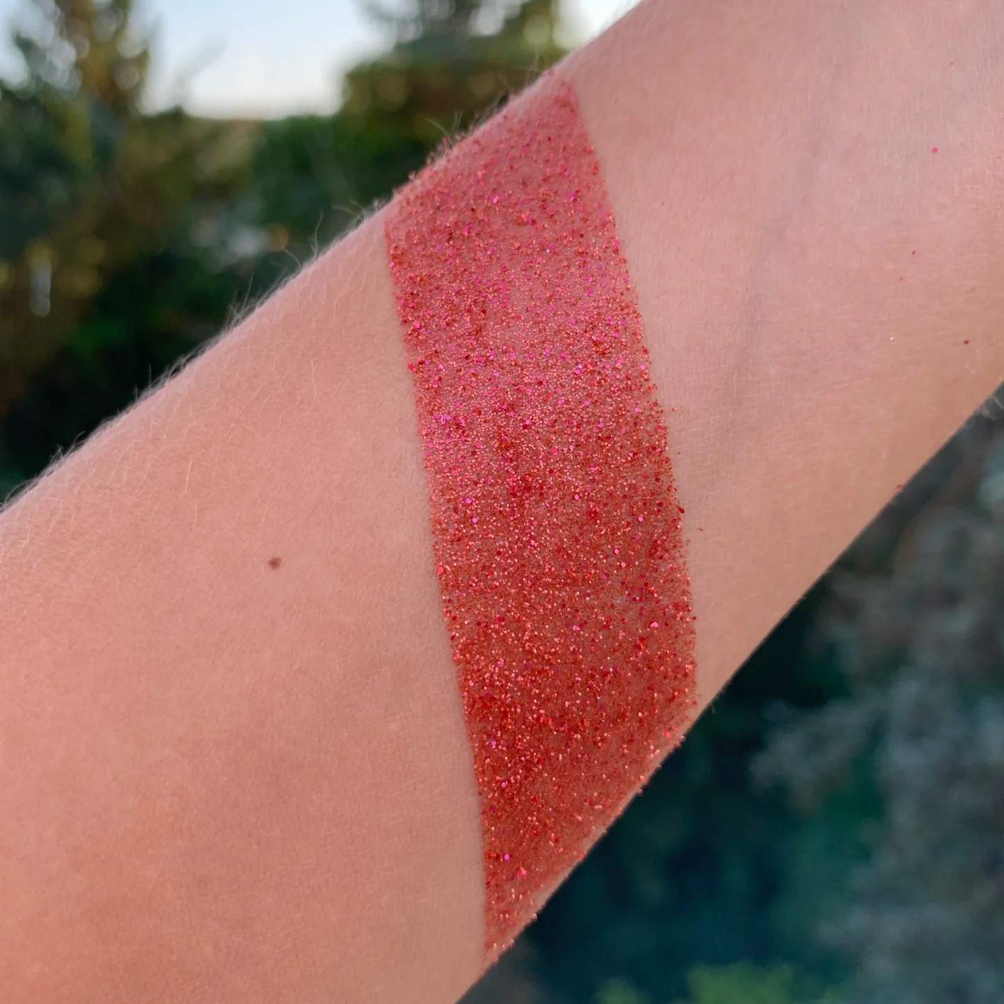 červené ozdoby leskle na telo ruku glitter