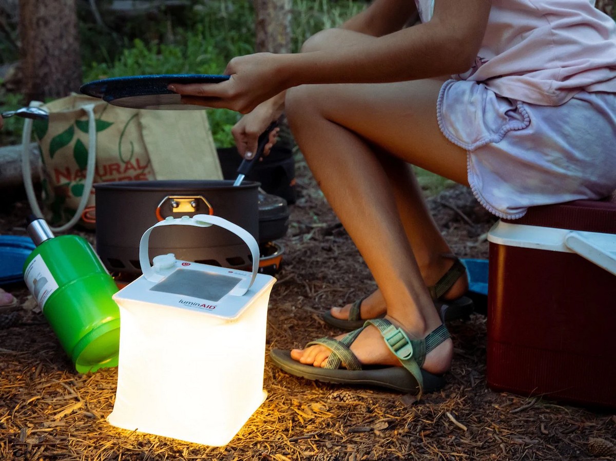 Solarna led lampa outdoor - 2v1 prenosné kempingové svetlo + nabíjačka