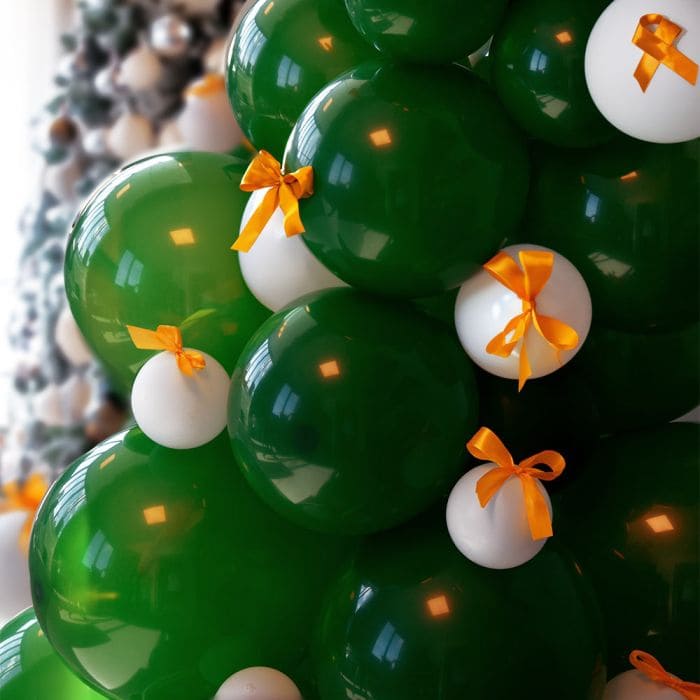 Nafukovací vianočný stromček z balónov