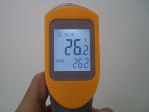 adminículo termómetro infrarrojo