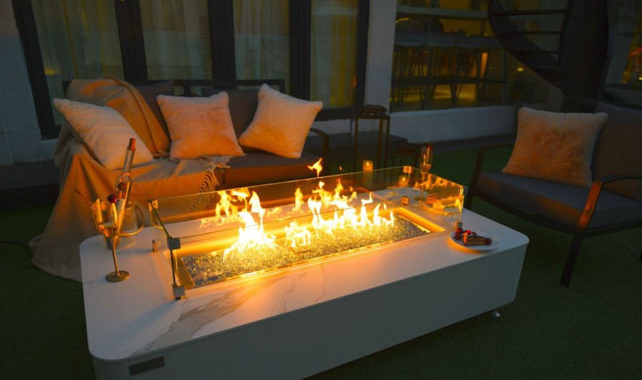 Plynové ohnisko na stolíku luxusne z mramoru biele