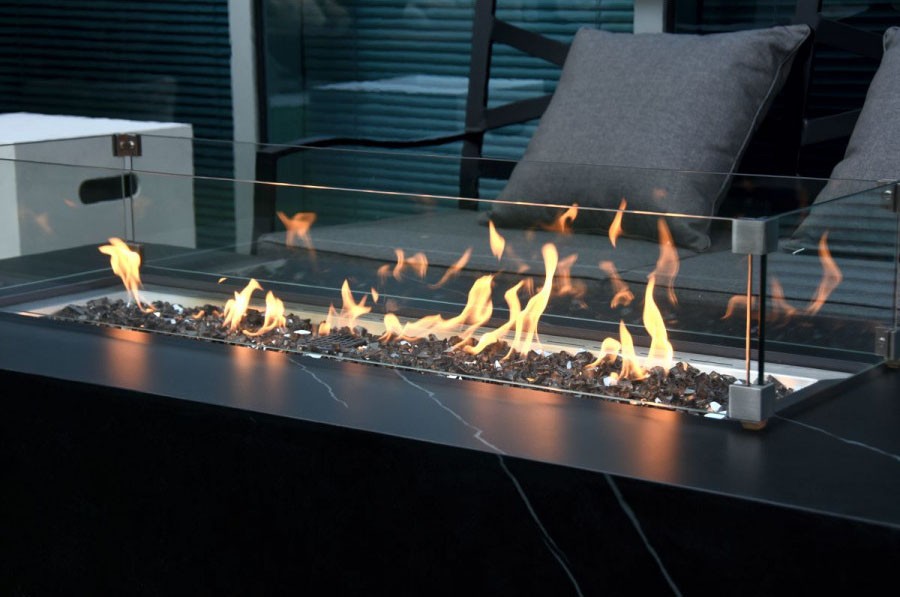 keramický stôl s ohniskom z čierneho mramoru