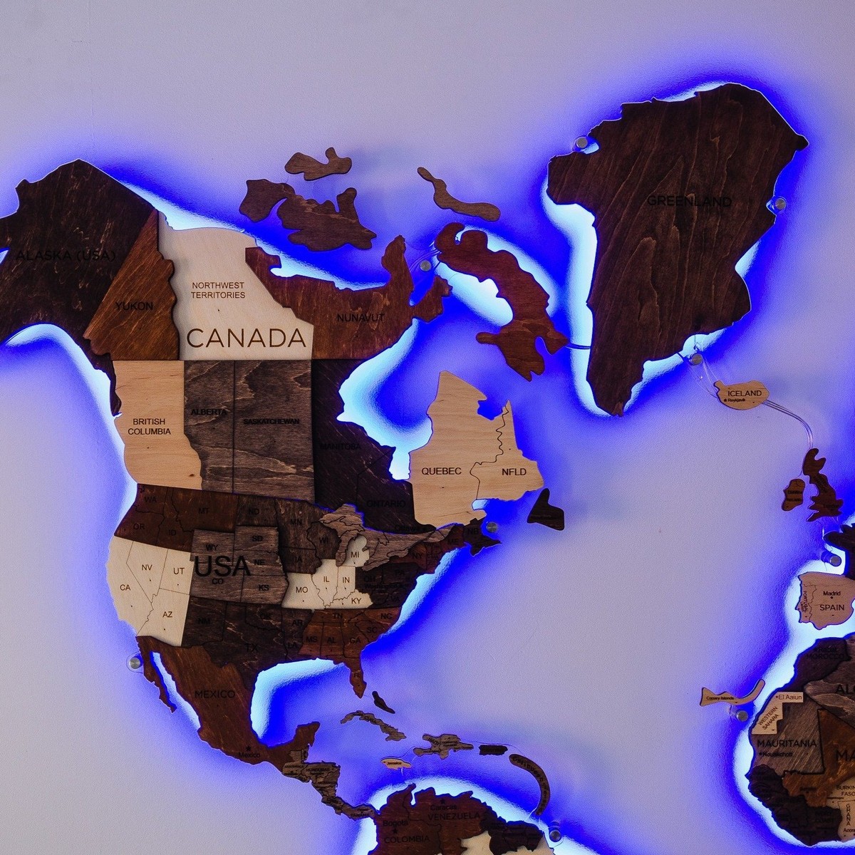 podsvietená mapa sveta na stenu drevená