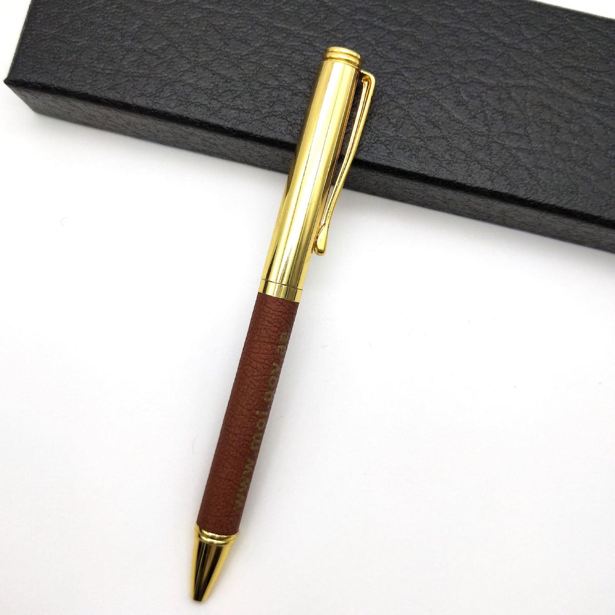 pero s koženým povrchom luxusné darčekové
