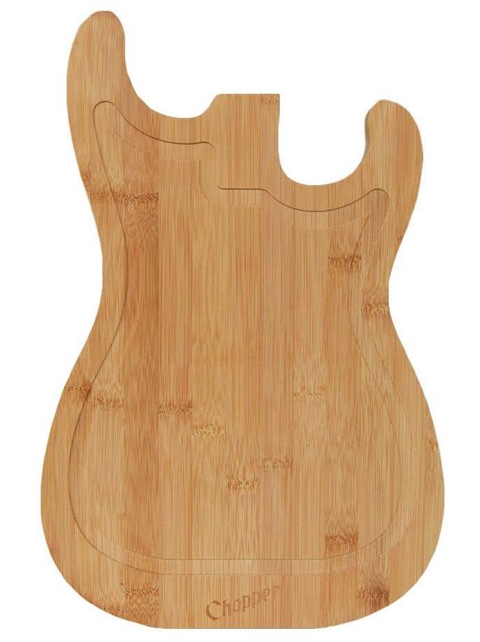 drevená doska na krájanie v tvare gitary