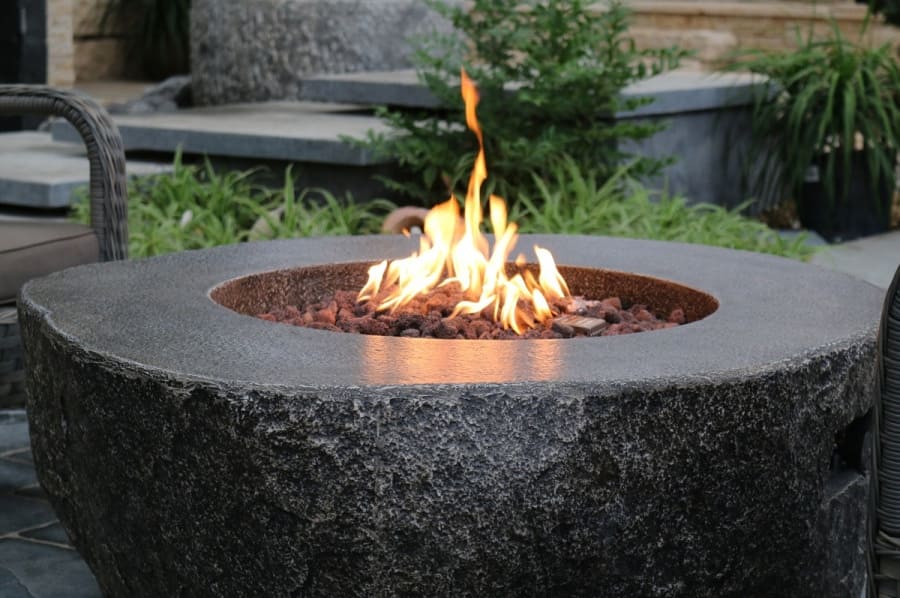 záhradný stolík s ohniskom v tvare kamena zula plynové ohnisko