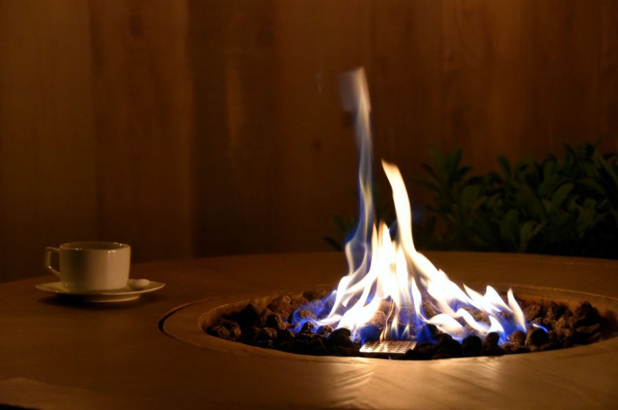 Barový stôl s plynovým ohniskom - dizajn drevený sud