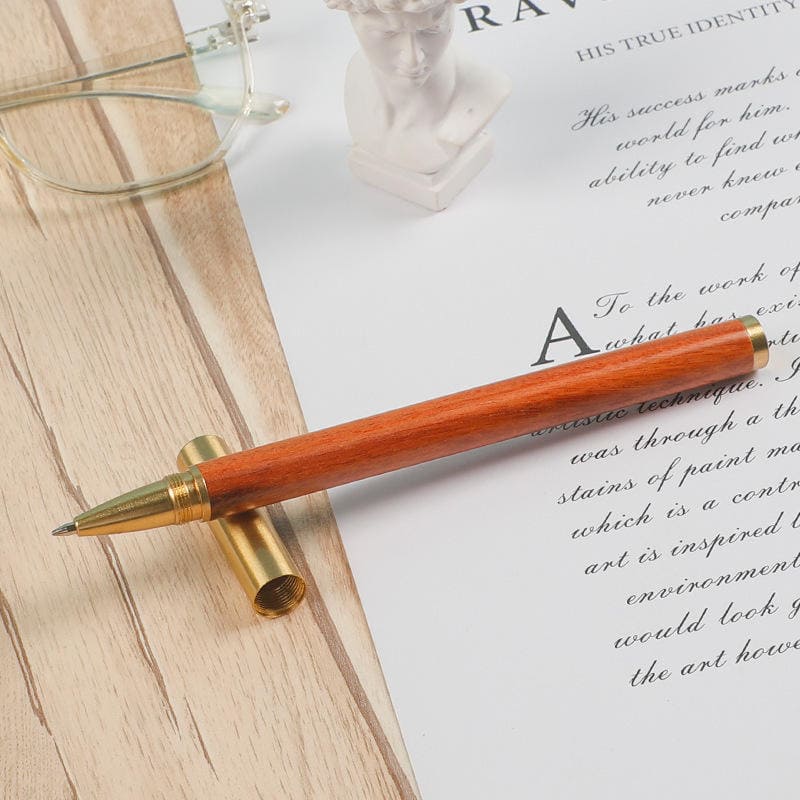 zlaté pero s dreveným dizajnom