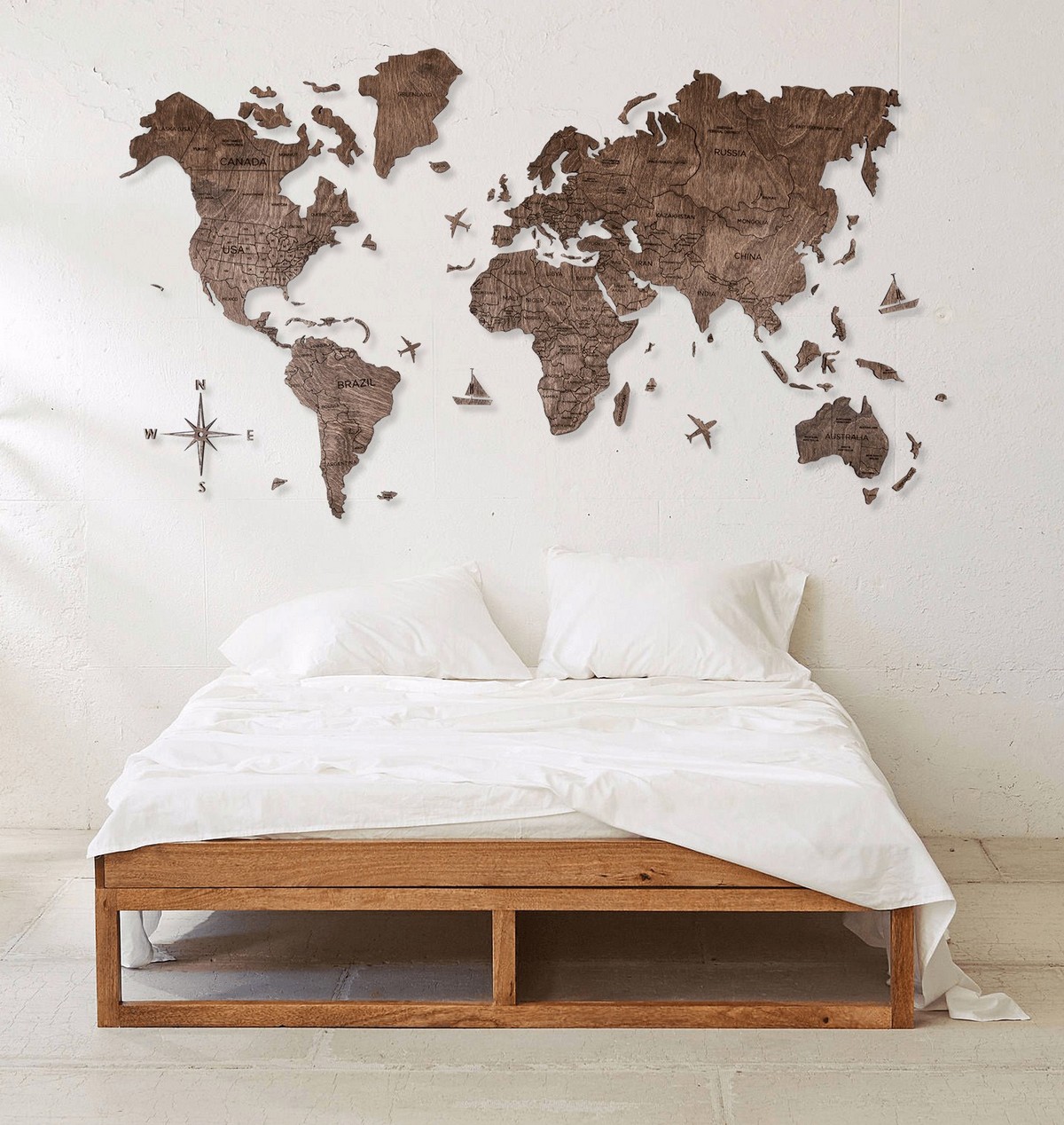 drevena mapa sveta na stenu