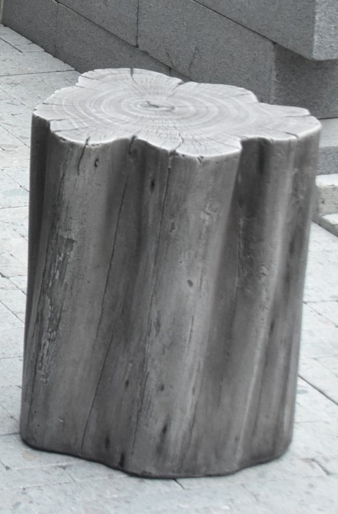 Imitácia klátiku na sedenie z liateho betónu