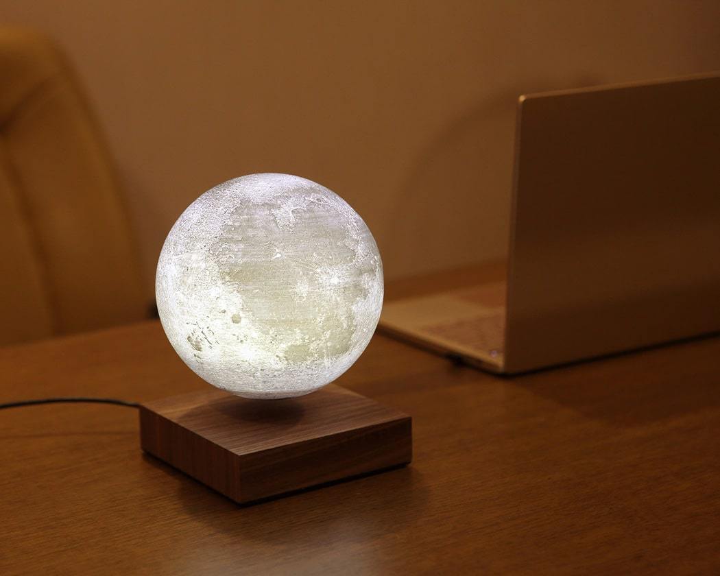 lampa v podobe mesiaca