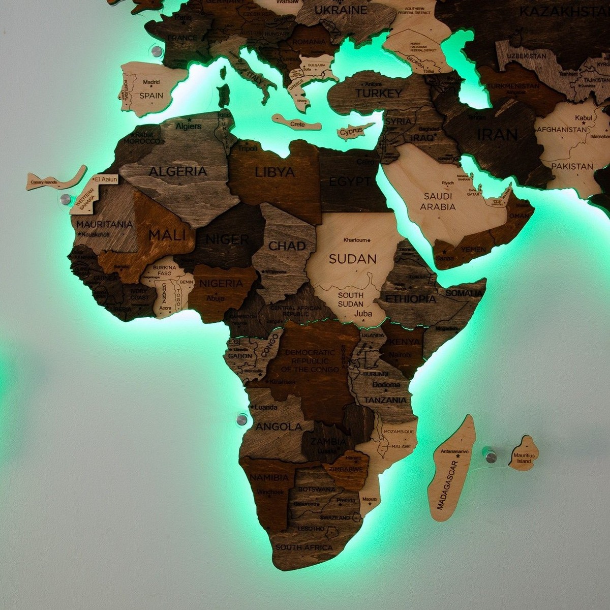 svietiaca drevená mapa na stenu