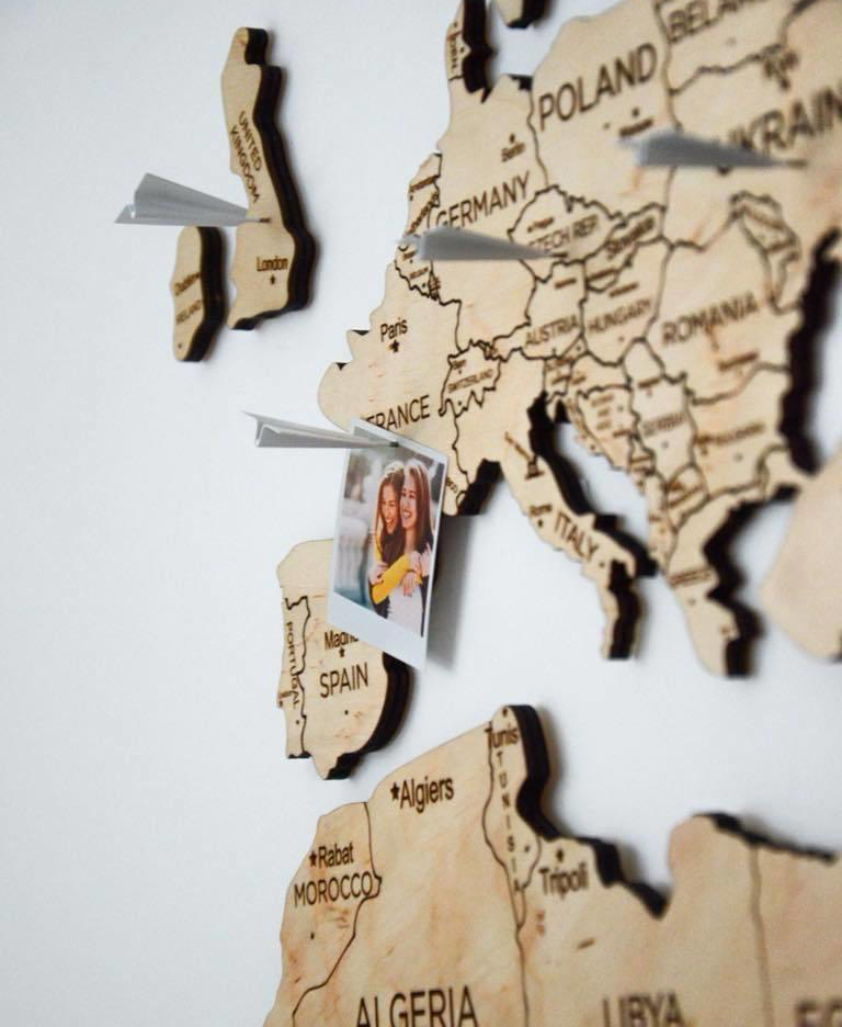drevena mapa na stenu push pins lietadielka