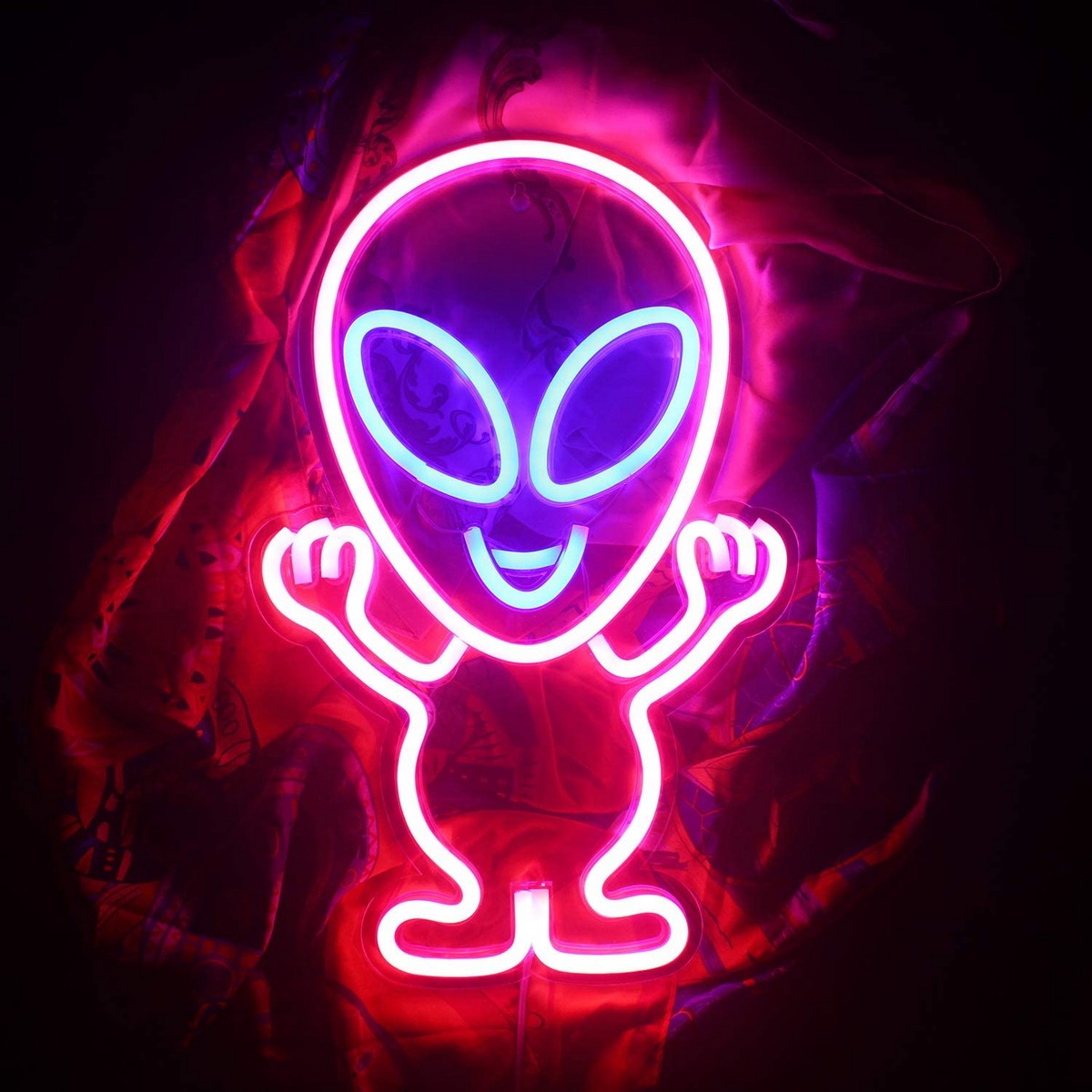led neonový alien logo svietiace na stenu